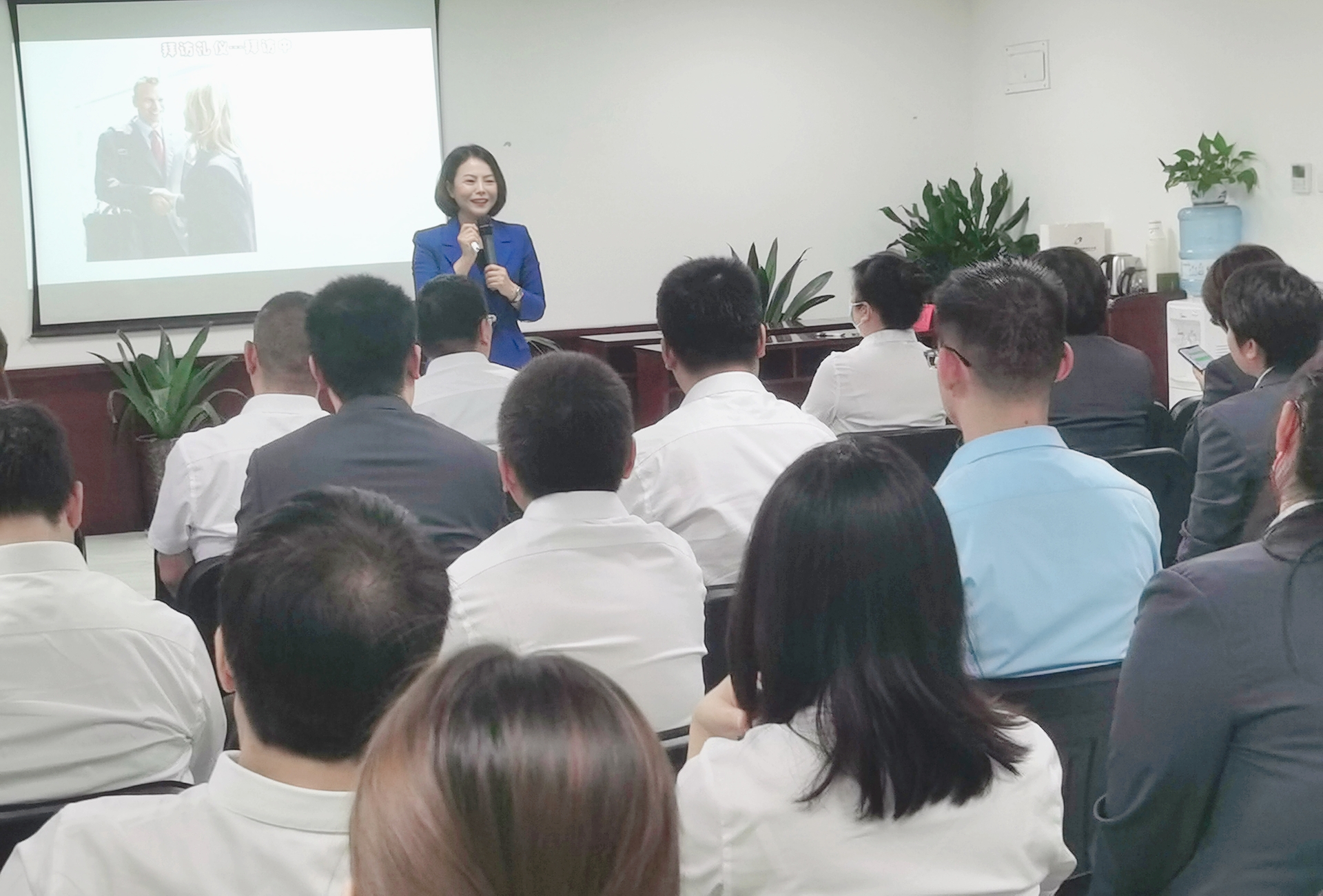 全體員工開(kāi)展職業(yè)素養(yǎng)禮儀培訓(xùn)
